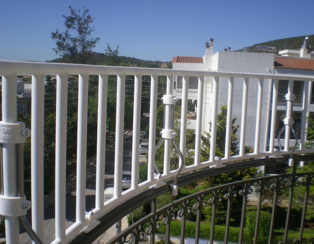 ΚΑΙ Η ΚΑΛΑΜΑΤΑ ΕΠΙΛΕΓΕΙ ΠΡΟΣΘΕΤΑ ΚΑΓΚΕΛΑ ΜΠΑΛΚΟΝΙΟΥ ΓΙΑ ΠΑΙΔΙΑ ΑΠΟ ΤΗΝ PROTEX