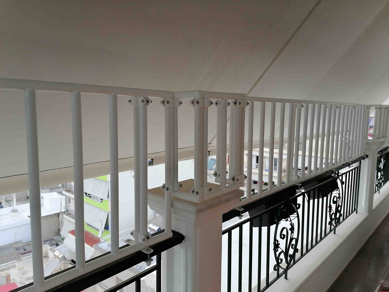 Μπαλκόνι με αυξομειώσεις ύψους κουπαστής - Protex